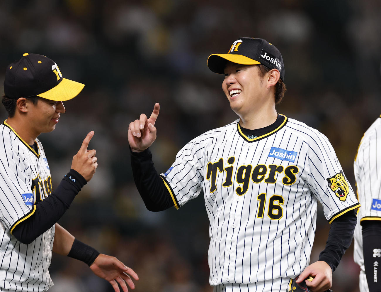 阪神対オリックス　6回表を終え、笑顔でベンチに戻る阪神西勇（撮影・藤尾明華）