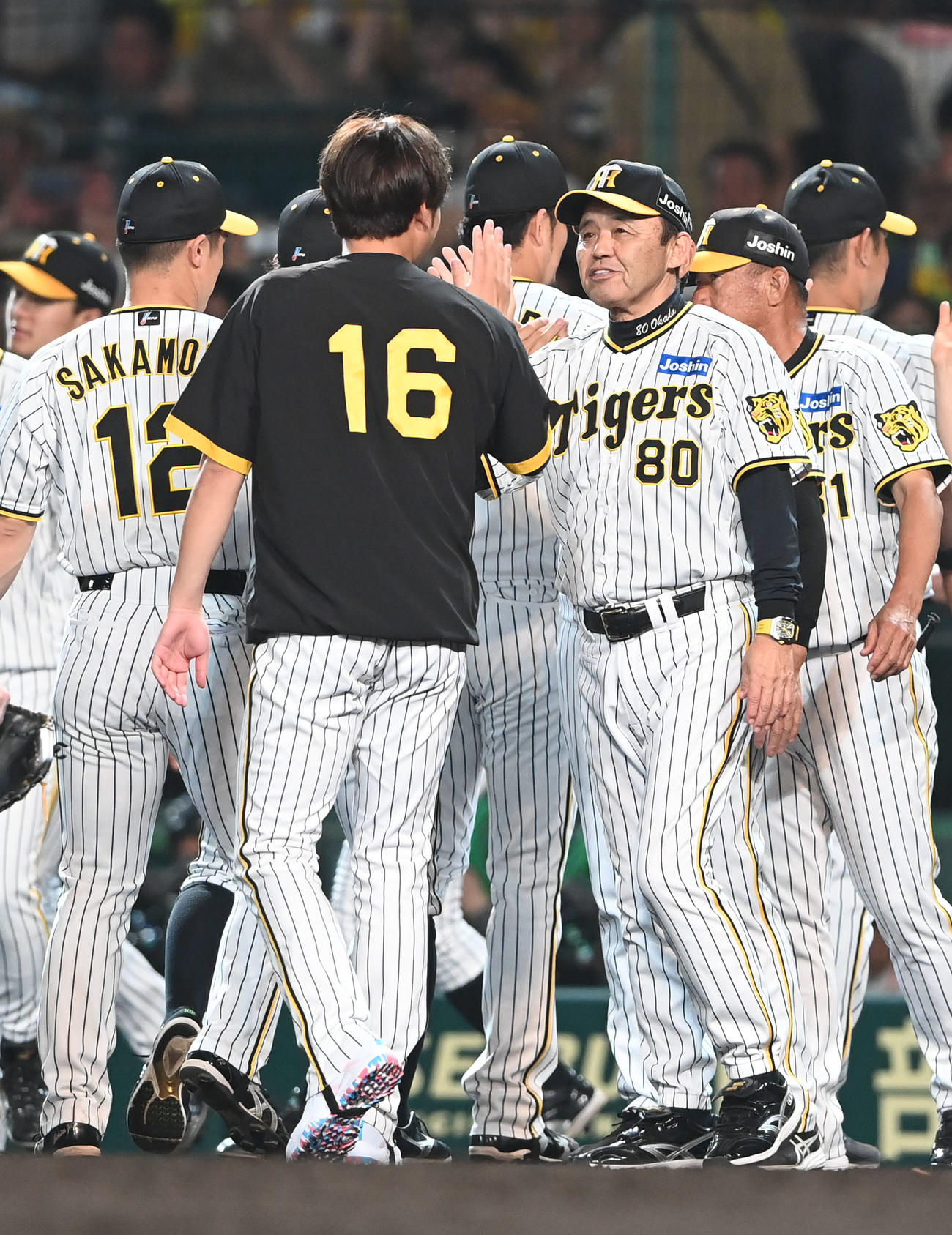 阪神対オリックス　オリックスに勝利し12球団から勝ち星を挙げた阪神西勇は岡田監督とタッチを交わす（撮影・和賀正仁）