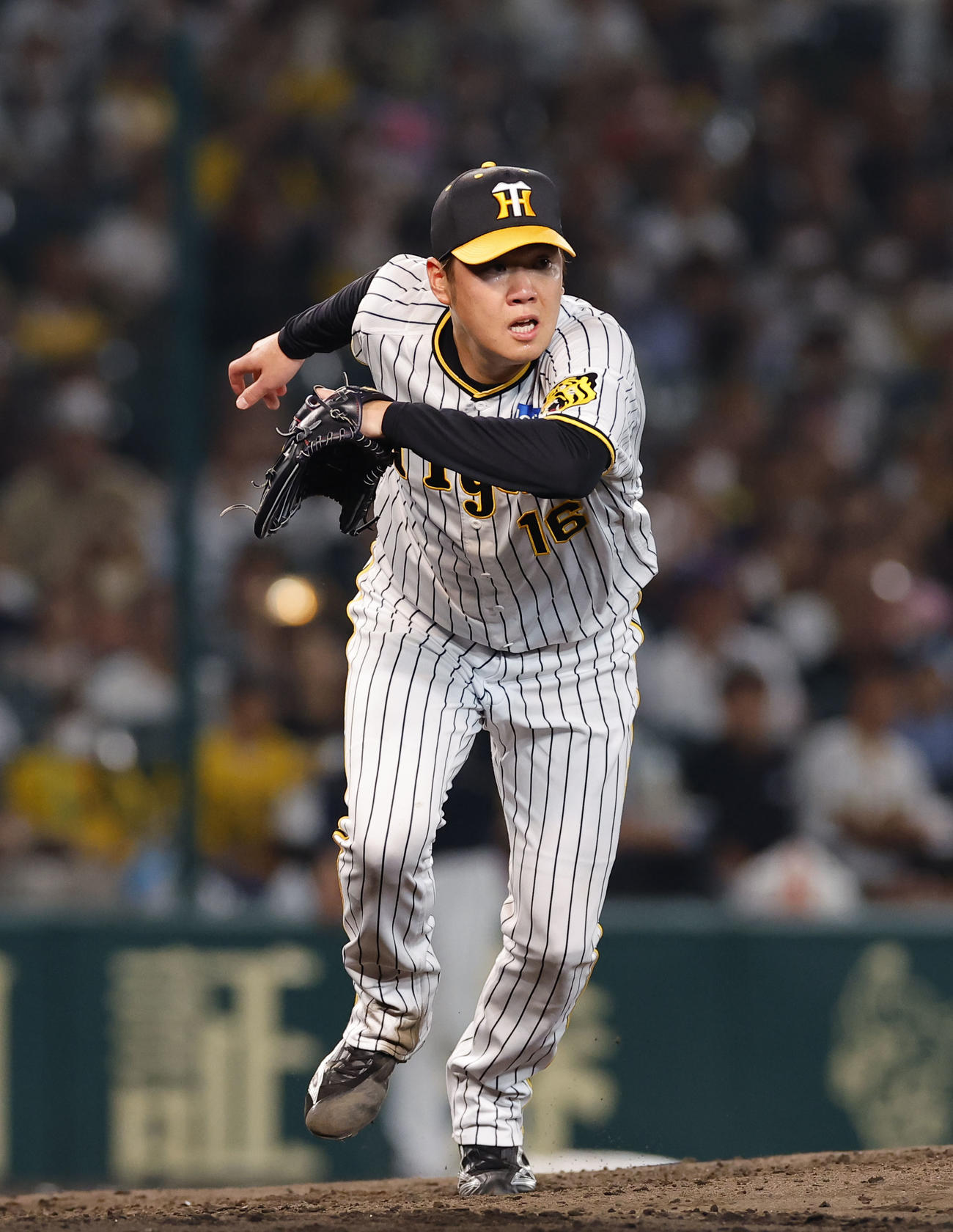 阪神対オリックス　5回表オリックス2死一、三塁、森の一塁への打球にダッシュする阪神西勇（撮影・藤尾明華）