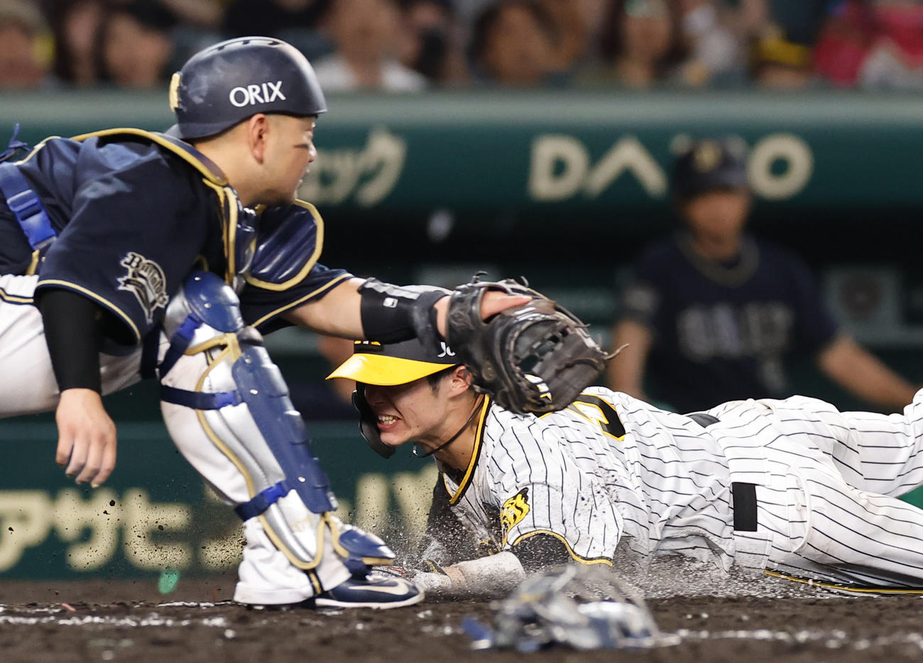 阪神対オリックス　4回裏阪神2死一、三塁、ノイジーの2点適時二塁打で一塁から生還する中野。捕手森（撮影・藤尾明華）