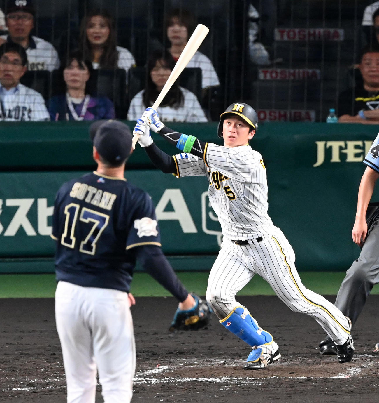 阪神対オリックス　4回裏阪神2死二塁、近本は右翼へ適時三塁打を放つ。投手曽谷（撮影・前岡正明）
