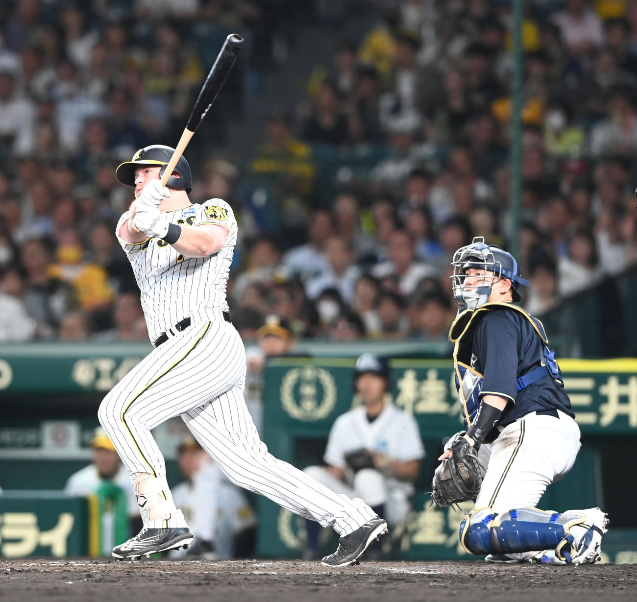 阪神対オリックス　4回裏阪神2死一、三塁、左翼越えに適時二塁打を放つノイジー（撮影・和賀正仁）