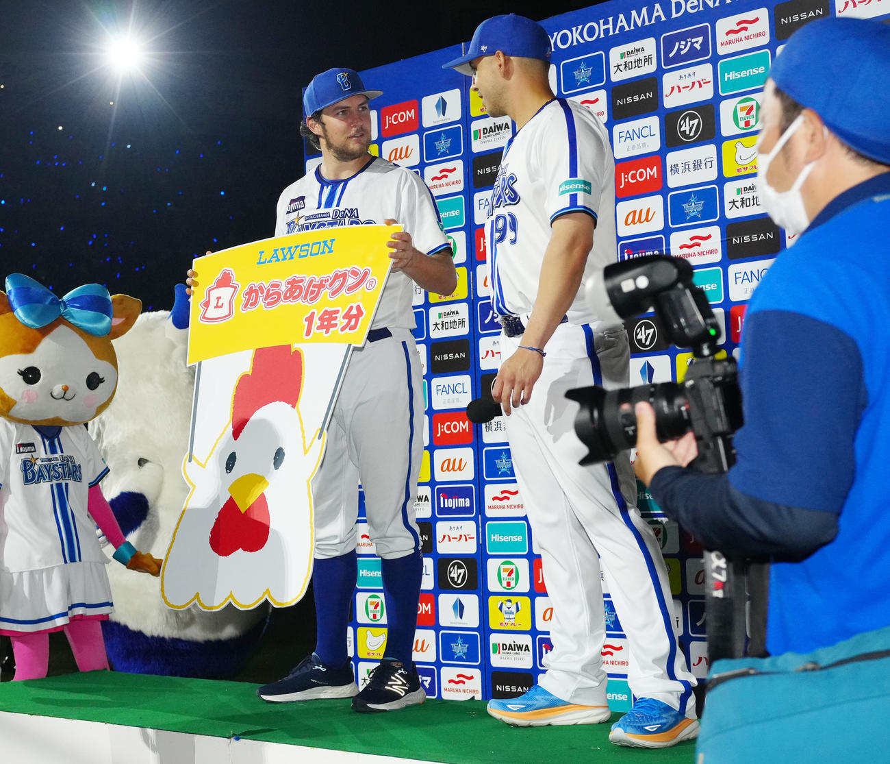 ＤｅＮＡ対日本ハム　試合後、「からあげクン」１年分パネルを手にするＤｅＮＡバウアー。中央右はソト（撮影・江口和貴）
