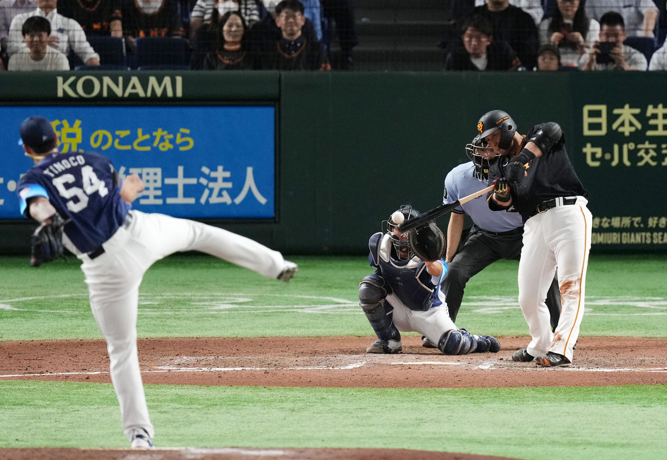 巨人対西武　7回裏巨人1死、二塁強襲内野安打を放つ中田。投手ティノコ、捕手古市（撮影・横山健太）