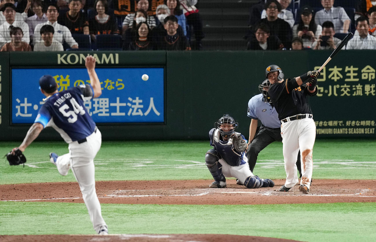 巨人対西武　7回裏巨人1死、二塁強襲内野安打を放つ中田。投手ティノコ、捕手古市（撮影・横山健太）