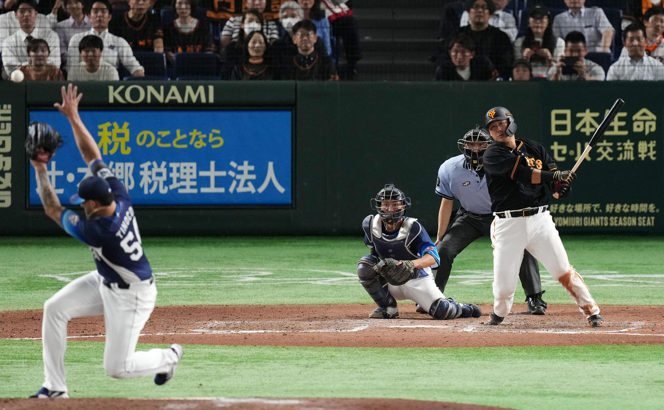 巨人対西武　7回裏巨人1死、二塁強襲内野安打を放つ中田。投手ティノコ、捕手古市（撮影・横山健太）