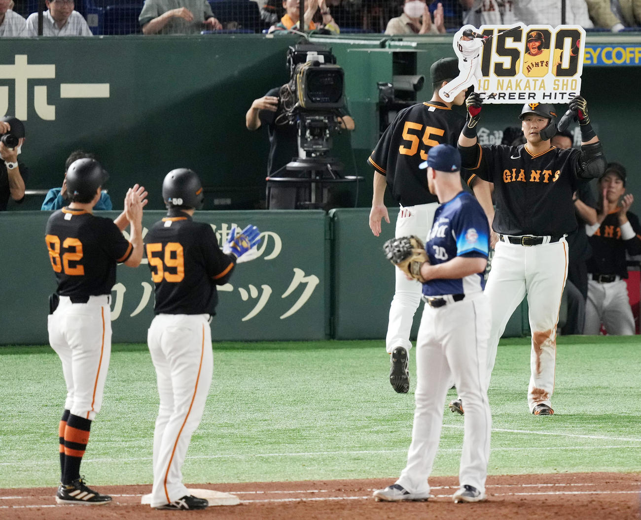 巨人対西武　7回裏巨人1死、二塁強襲内野安打で1500安打を達成しボードを掲げる中田（撮影・横山健太）