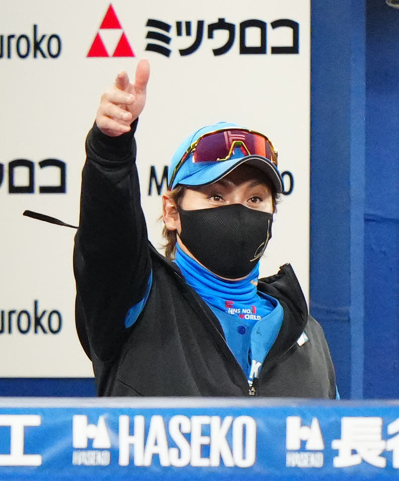 DeNA対日本ハム　9回表、選手交代を告げる日本ハム新庄監督（撮影・江口和貴）