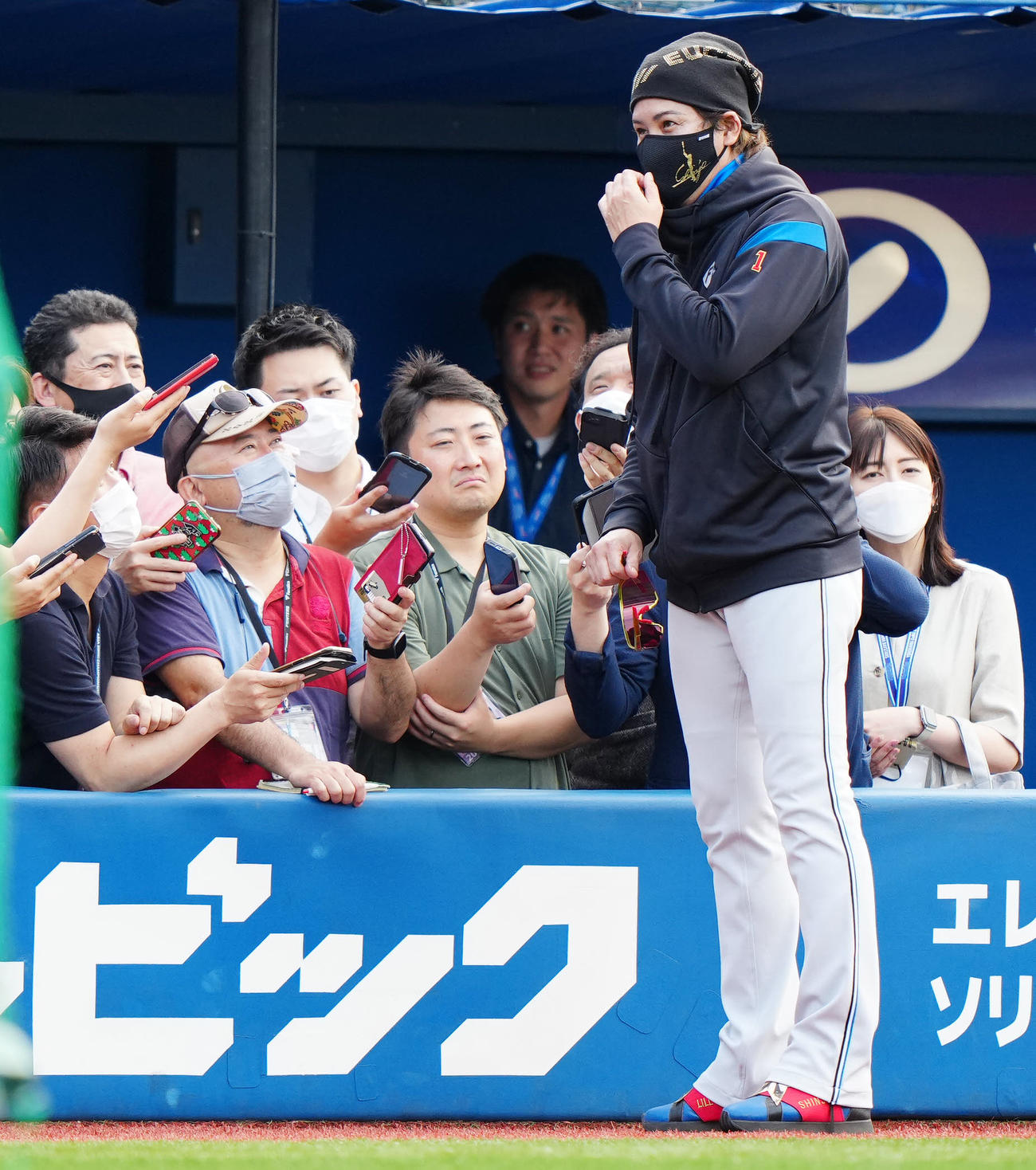 DeNA対日本ハム　試合前、取材に応じる日本ハム新庄監督（撮影・江口和貴）