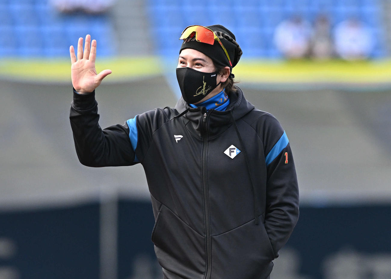 DeNA対日本ハム　試合前練習でファンに手を振る日本ハム新庄監督（撮影・滝沢徹郎）