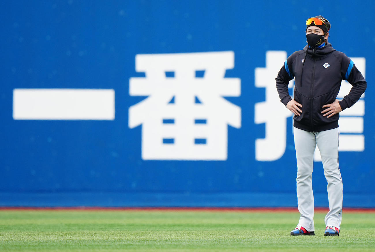 DeNA対日本ハム　試合前練習を見つめる日本ハム新庄監督（撮影・江口和貴）