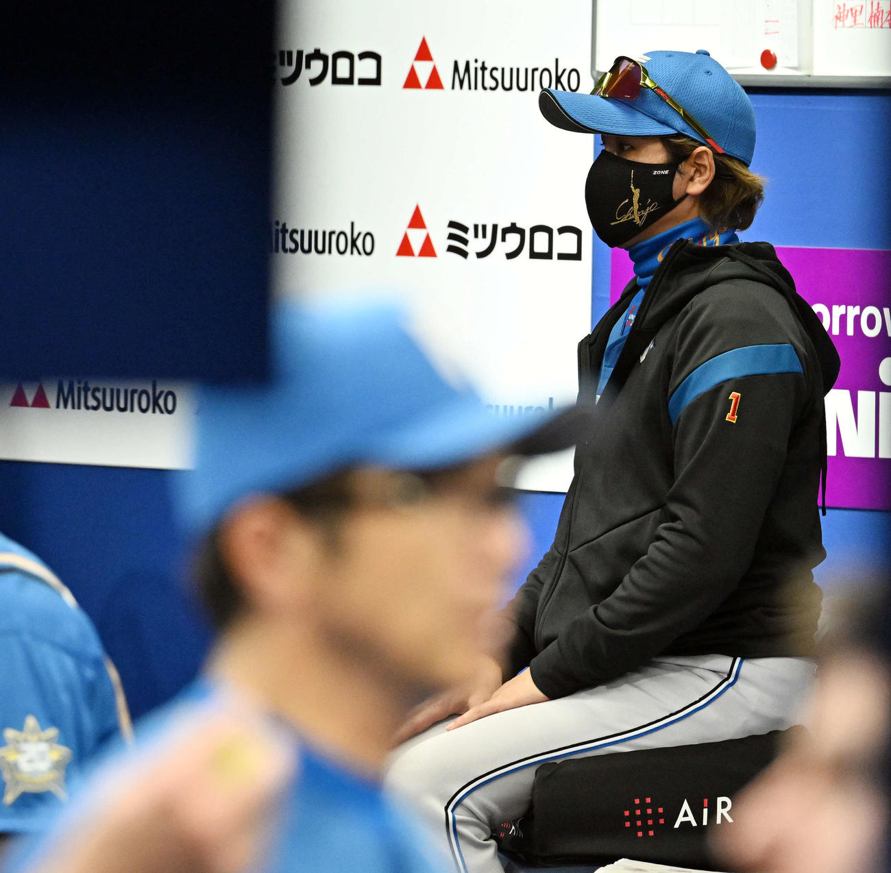 DeNA対日本ハム　戦況を見守る日本ハム新庄監督（後方）（撮影・滝沢徹郎）