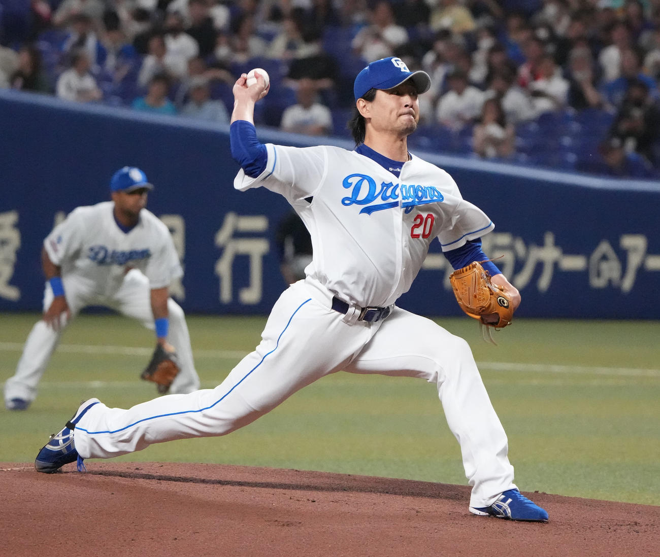 中日対ロッテ　1回表、登板する中日先発の涌井（撮影・森本幸一）