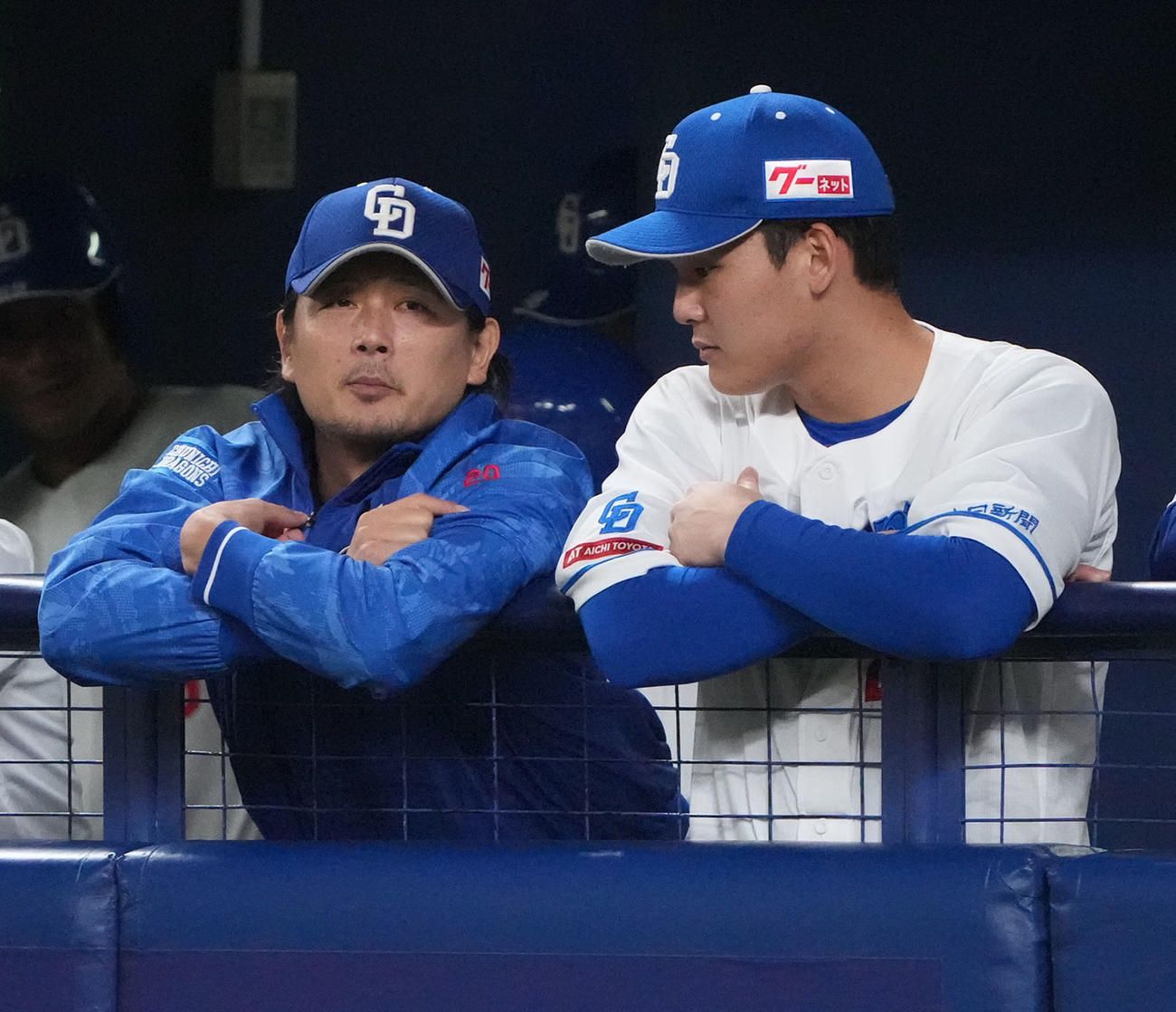 中日対ロッテ　9回裏、ベンチで言葉を交わす（左から）涌井と石川昂（撮影・森本幸一）