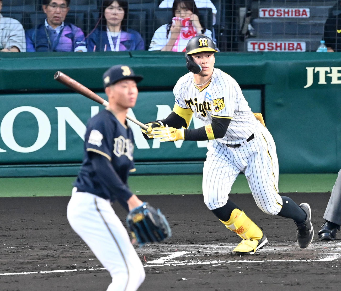 阪神対オリックス　1回裏阪神1死二、三塁、佐藤輝は左翼へ2点適時二塁打を放つ。投手曽谷（撮影・前岡正明）