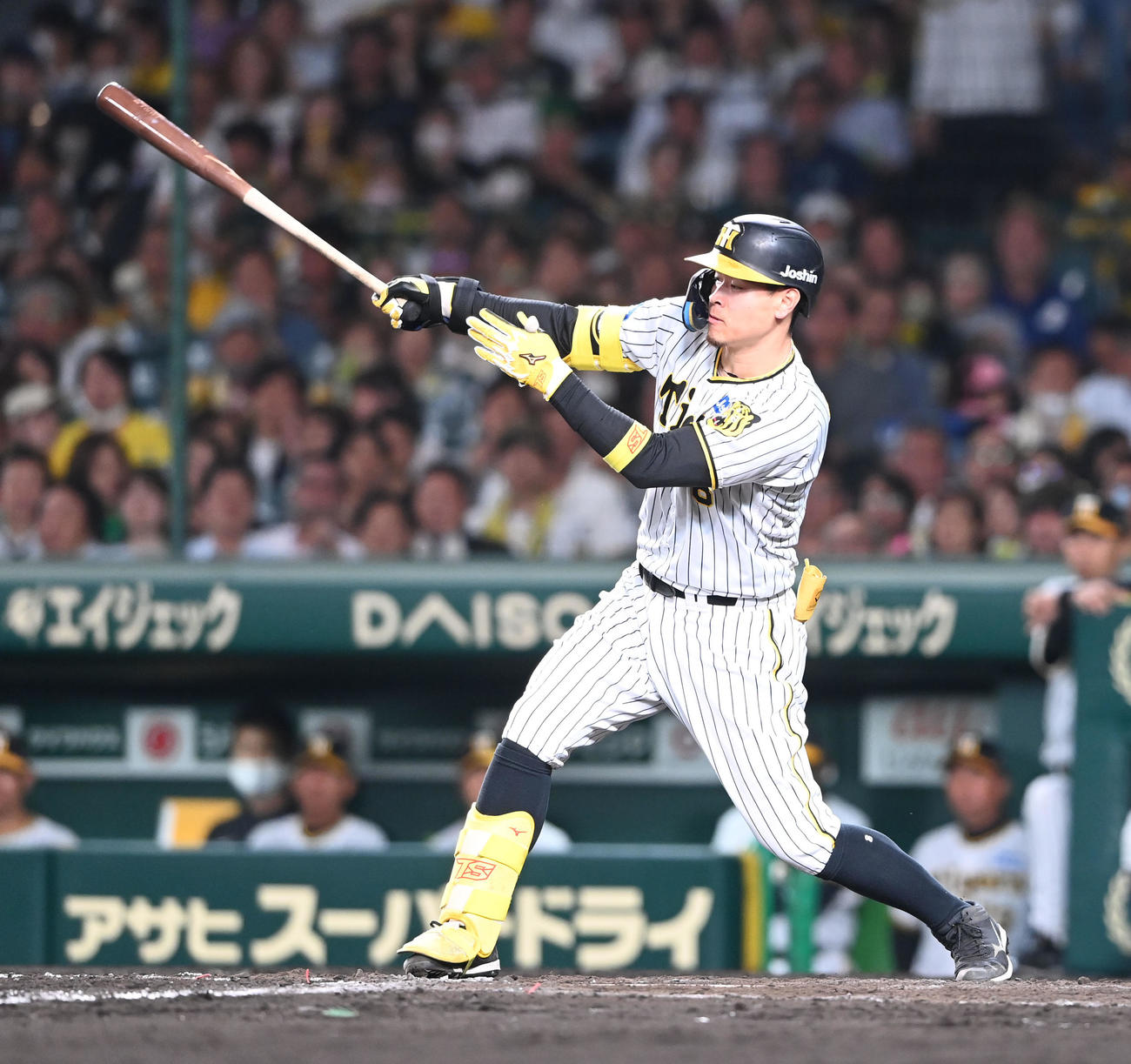 阪神対オリックス　5回裏阪神1死、右前打を放つ佐藤輝（撮影・和賀正仁）
