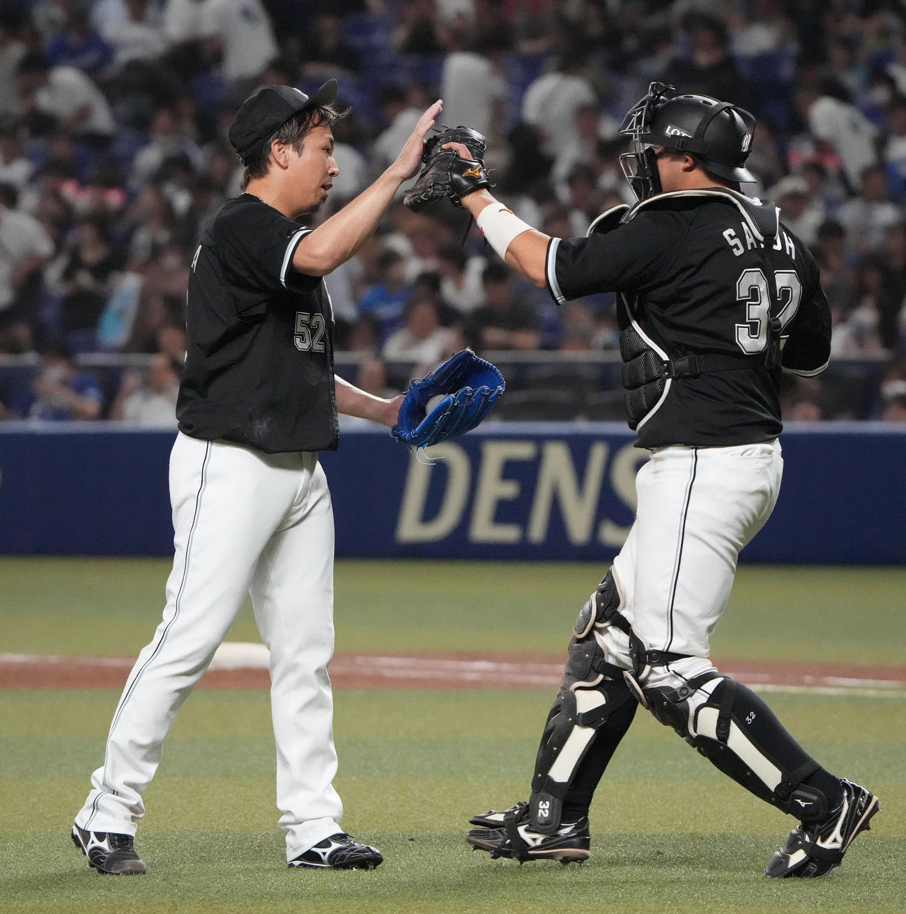 中日対ロッテ　試合終了、佐藤とタッチを交わすリリーフした益田（左）（撮影・森本幸一）