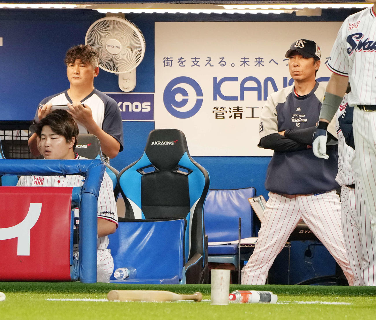 ヤクルト対ソフトバンク　7回裏ヤクルト無死、村上は空振り三振に倒れベンチへ引き揚げる。右は高津監督（撮影・小沢裕）