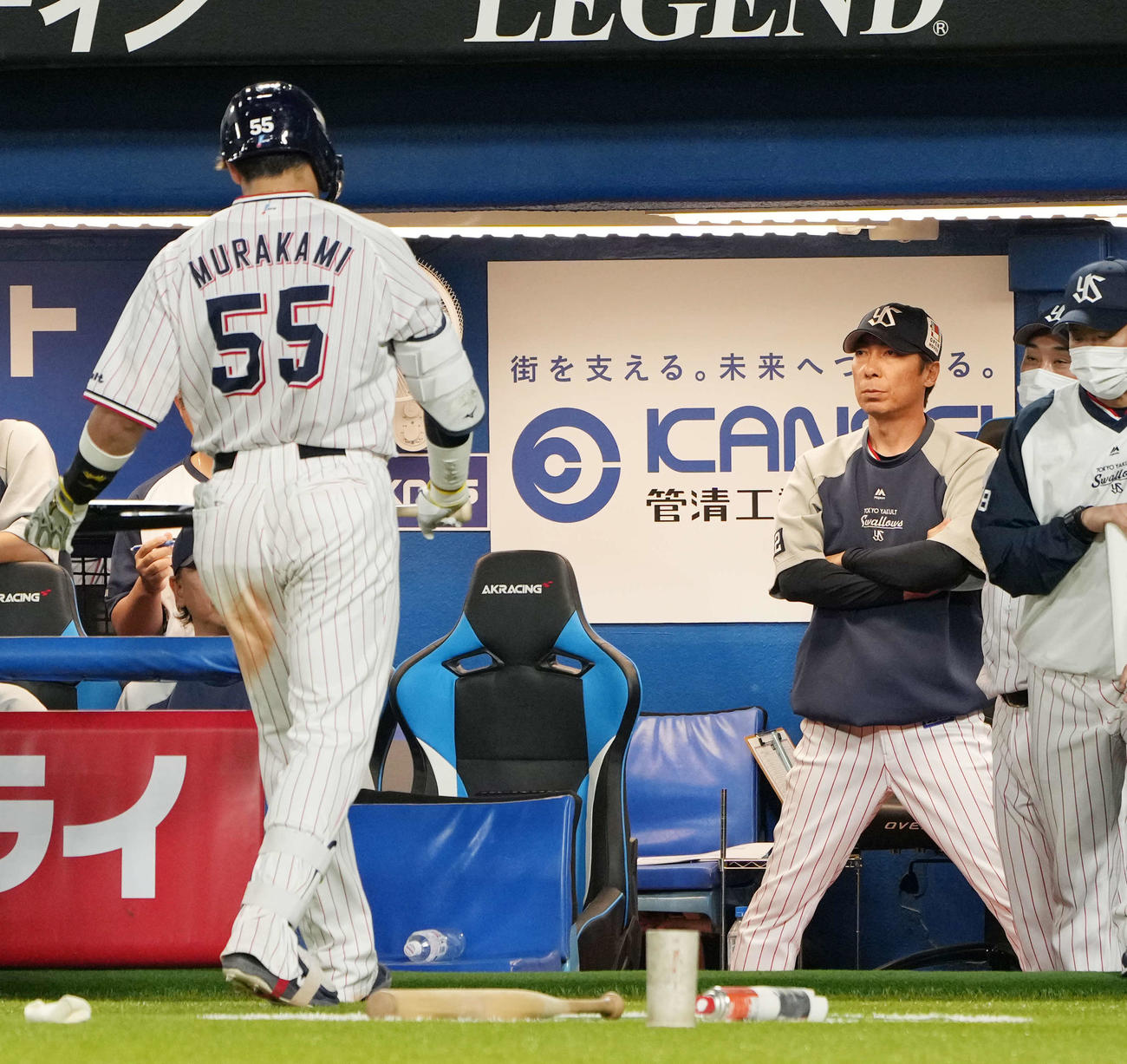 ヤクルト対ソフトバンク　7回裏ヤクルト無死、村上は空振り三振に倒れベンチへ引き揚げる。右は高津監督（撮影・小沢裕）