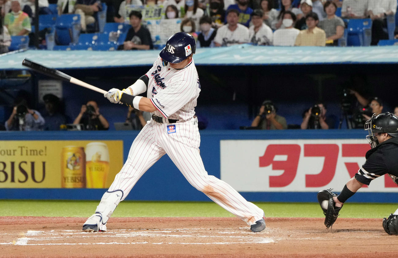 ヤクルト対ソフトバンク　7回裏ヤクルト無死、村上は空振り三振に倒れる（撮影・小沢裕）