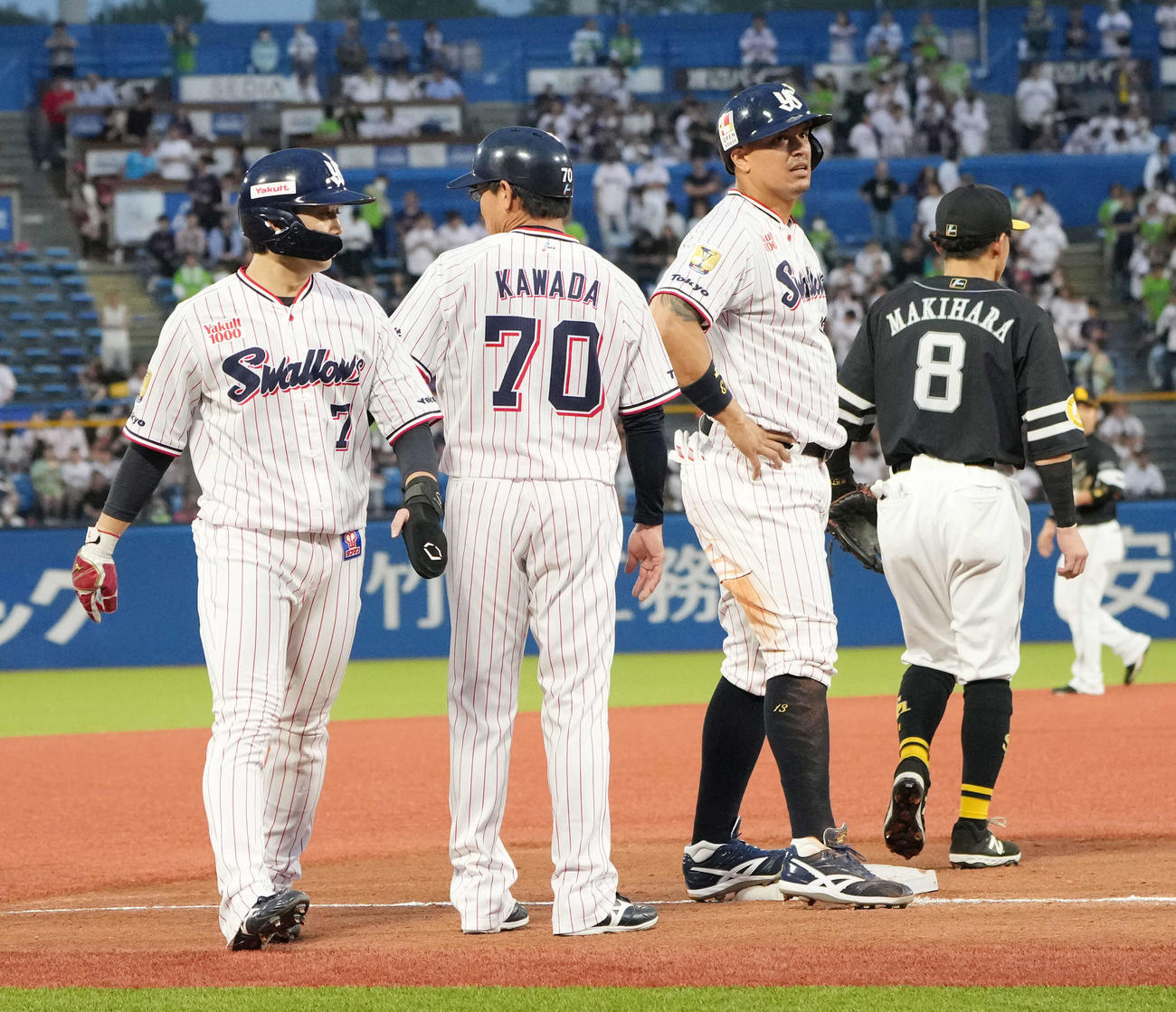 ヤクルト対ソフトバンク　2回裏ヤクルト1死二、三塁、二塁走者の長岡（左）は山田の遊ゴロで二、三塁間に挟まれタッチアウトとなる（撮影・小沢裕）