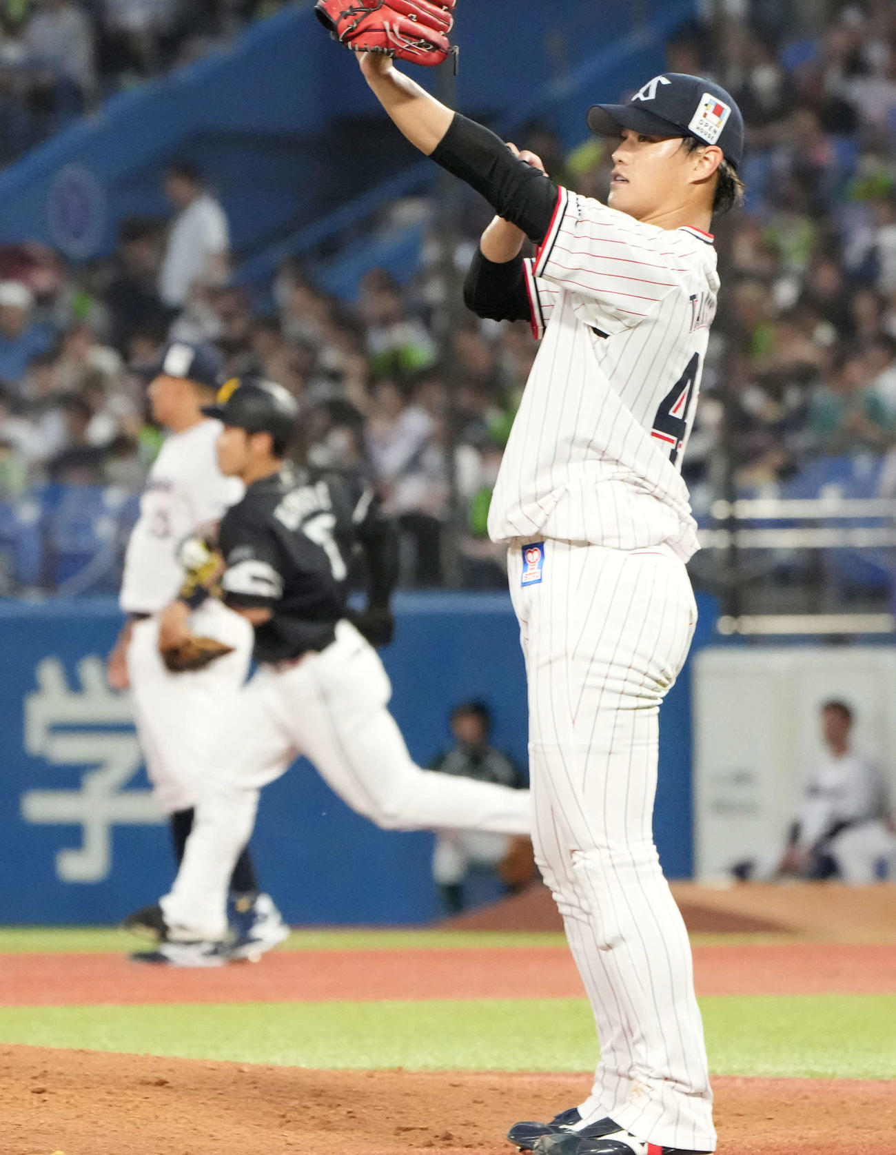 ヤクルト対ソフトバンク　3回表ソフトバンク2死、ヤクルト先発の高橋（右）は近藤に左越えのソロ本塁打を許す（撮影・小沢裕）