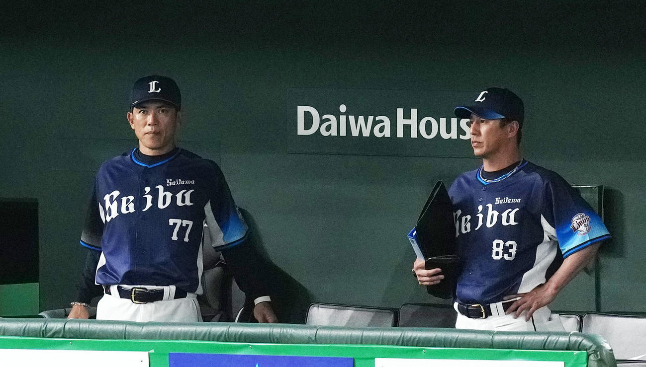巨人対西武　巨人に敗れ険しい表情でスコアを見つめる西武松井監督。右は平石コーチ（撮影・横山健太）