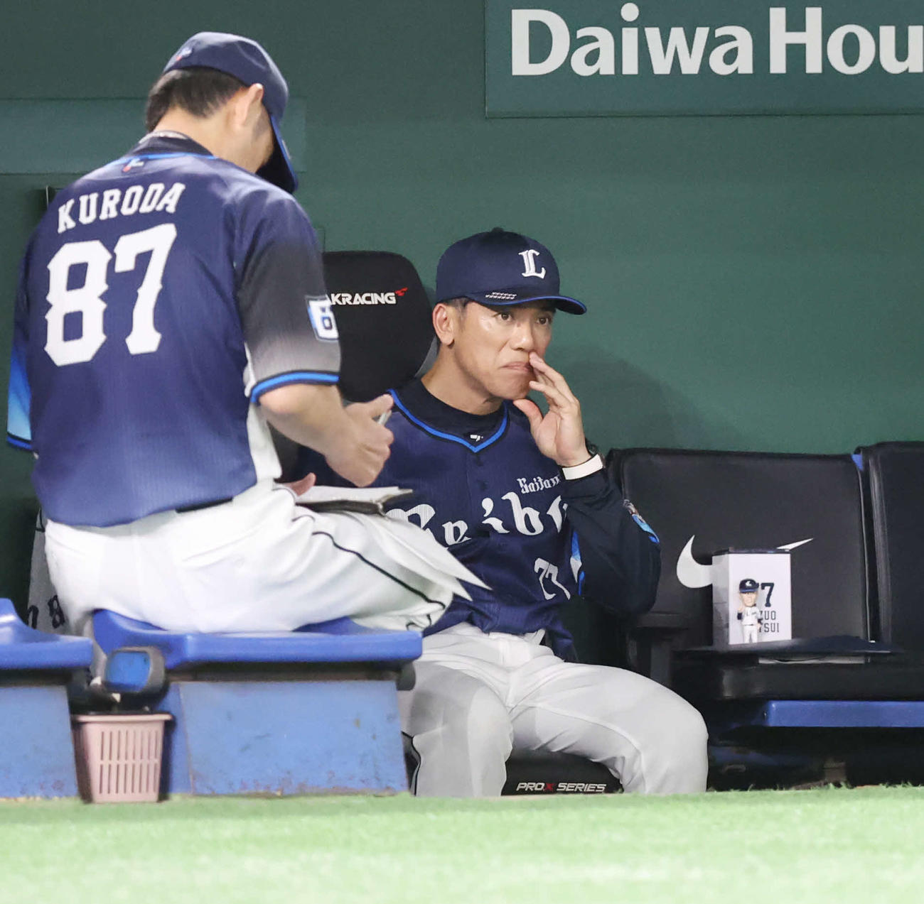 巨人対西武　ベンチで厳しい表情の西武松井監督（撮影・宮地輝）