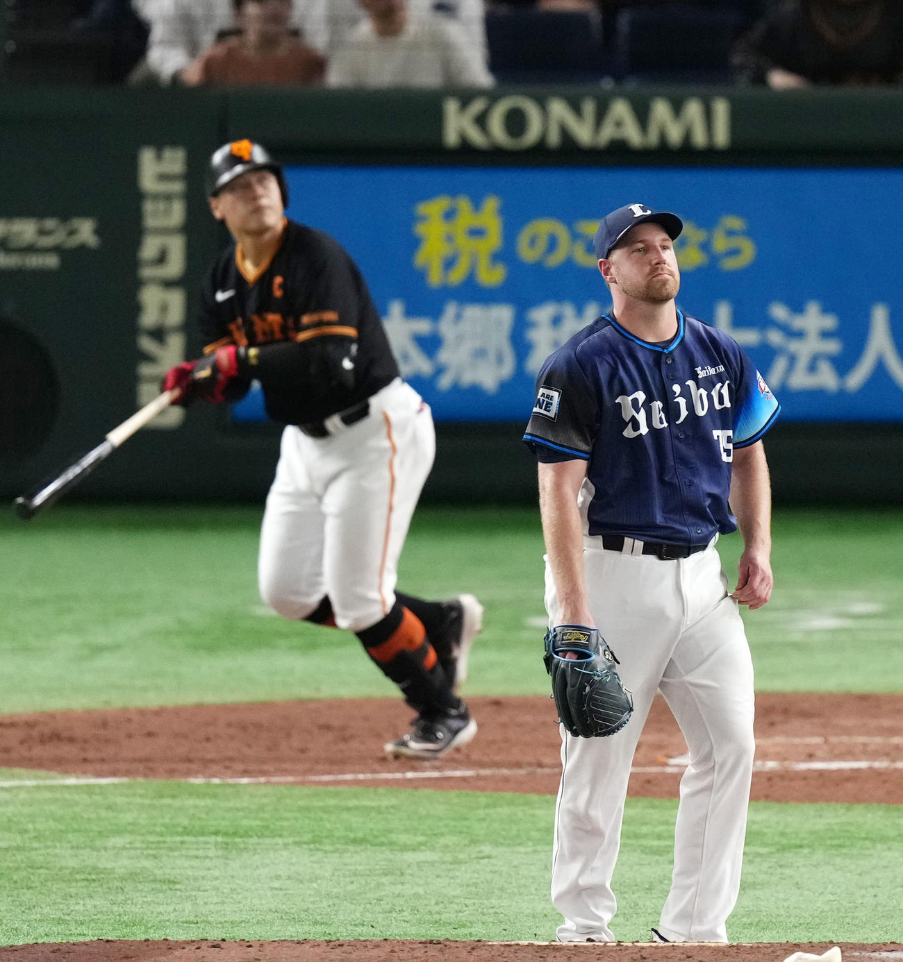 巨人対西武　3回裏巨人2死、岡本和（左）に左越え本塁打を浴び肩を落とすエンス（撮影・横山健太）