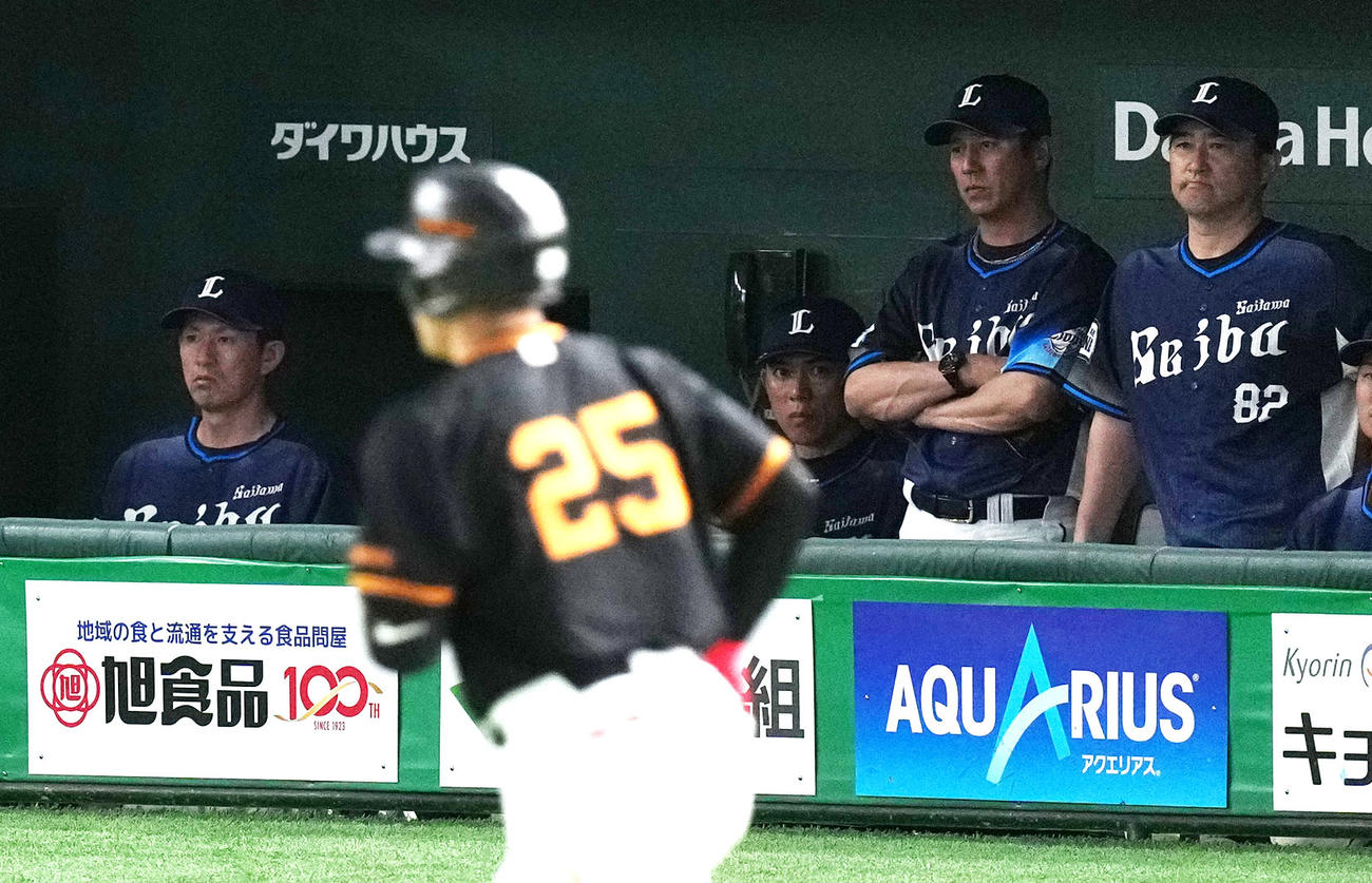 巨人対西武　3回裏巨人2死、岡本和（手前）に左越え本塁打を浴び険しい表情の松井監督（右から3人目）ら西武首脳陣（撮影・横山健太）