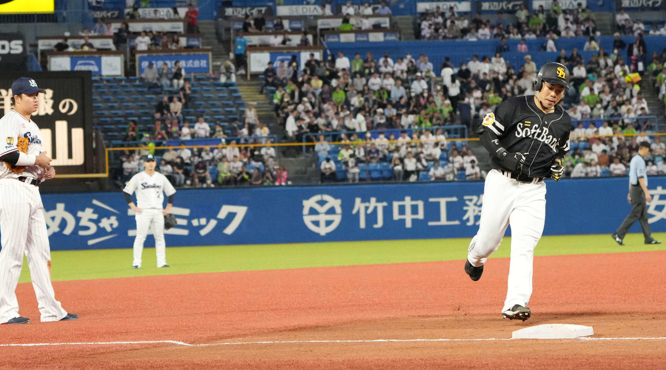 ヤクルト対ソフトバンク　3回表ソフトバンク2死、近藤は左越えにソロ本塁打を放ち三塁をまわる。左端はヤクルト村上（撮影・小沢裕）