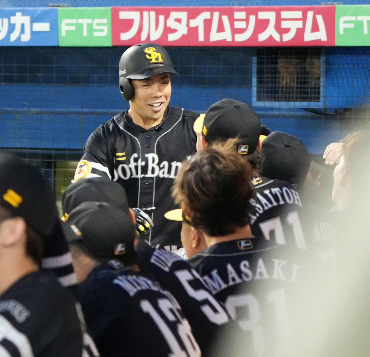 ヤクルト対ソフトバンク　3回表ソフトバンク2死、近藤は左越えにソロ本塁打を放ちベンチのナインの祝福を受ける（撮影・小沢裕）