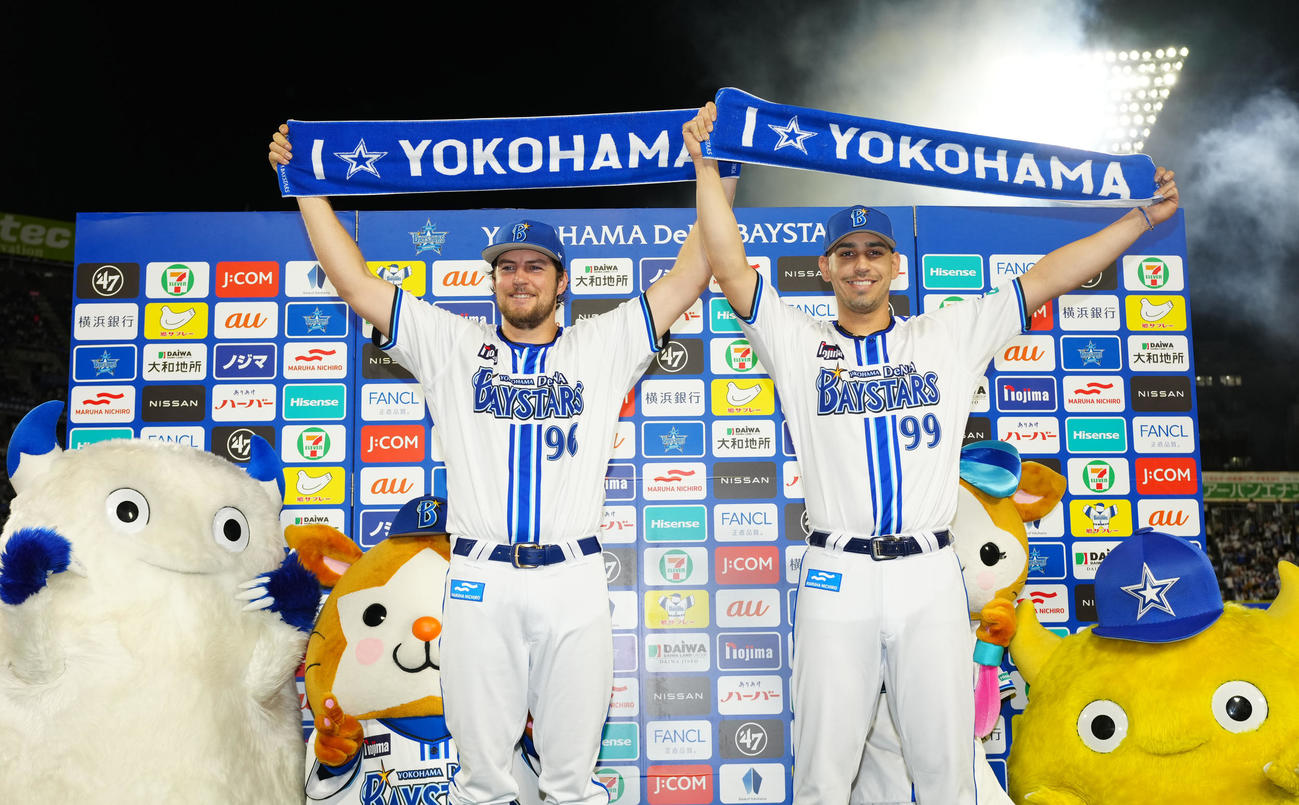 DeNA対日本ハム　試合後、お立ち台で写真に納まるDeNAバウアー（左）とソト（撮影・江口和貴）