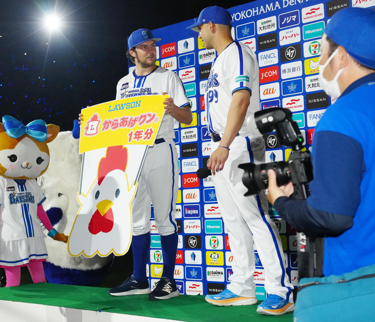 DeNA対日本ハム　試合後、「からあげクン」1年分パネルを手にするDeNAバウアー。中央右はソト（撮影・江口和貴）