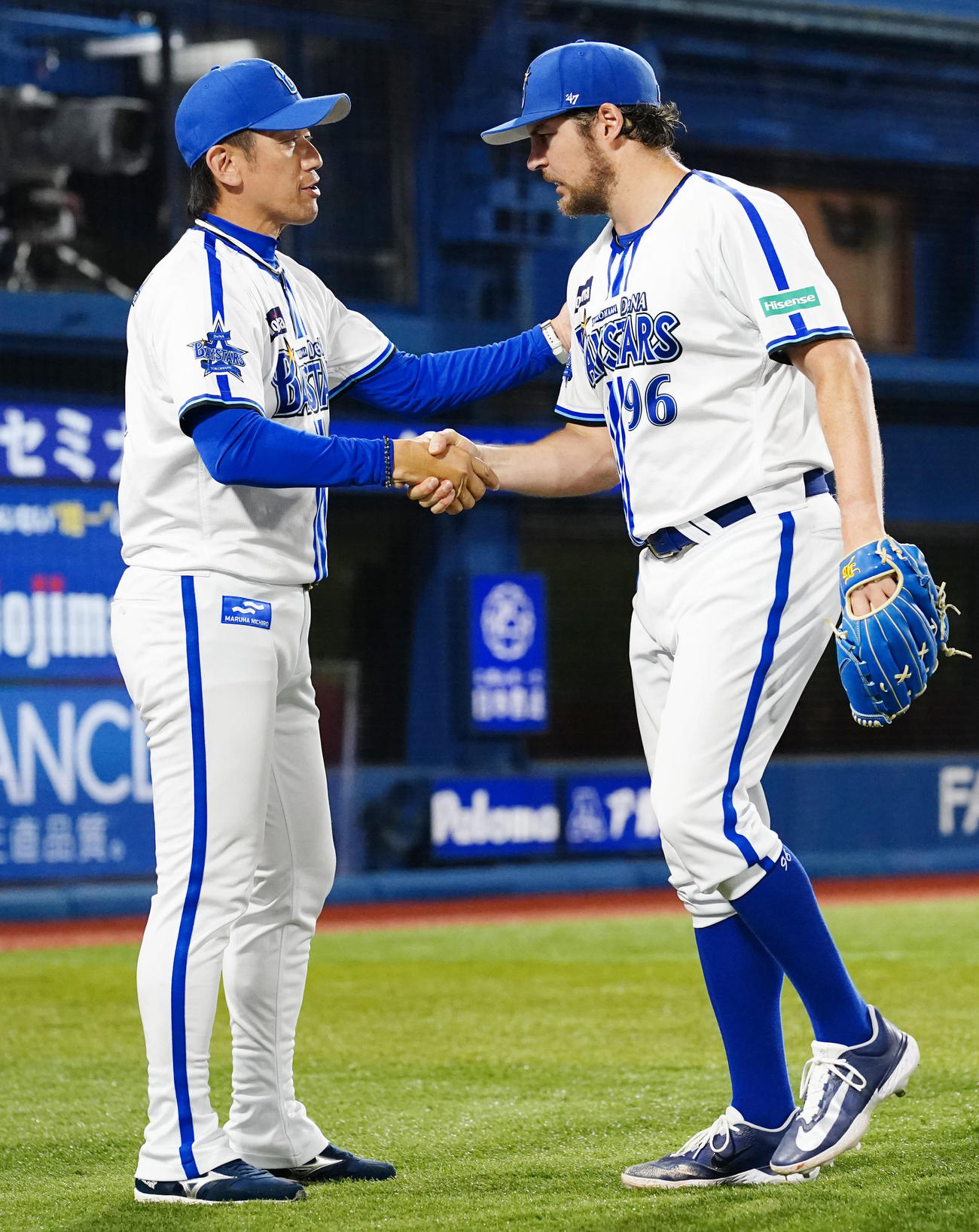 DeNA対日本ハム　完投勝利を挙げ、DeNA三浦監督（左）と握手を交わすバウアー（撮影・江口和貴）