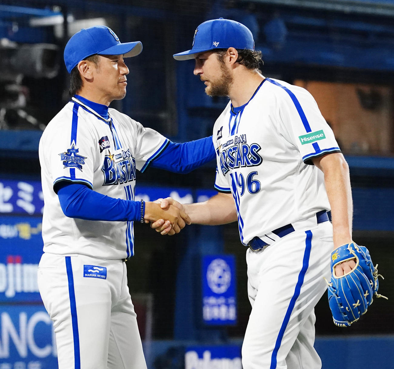 DeNA対日本ハム　完投勝利を挙げ、DeNA三浦監督（左）と握手を交わすバウアー（撮影・江口和貴）