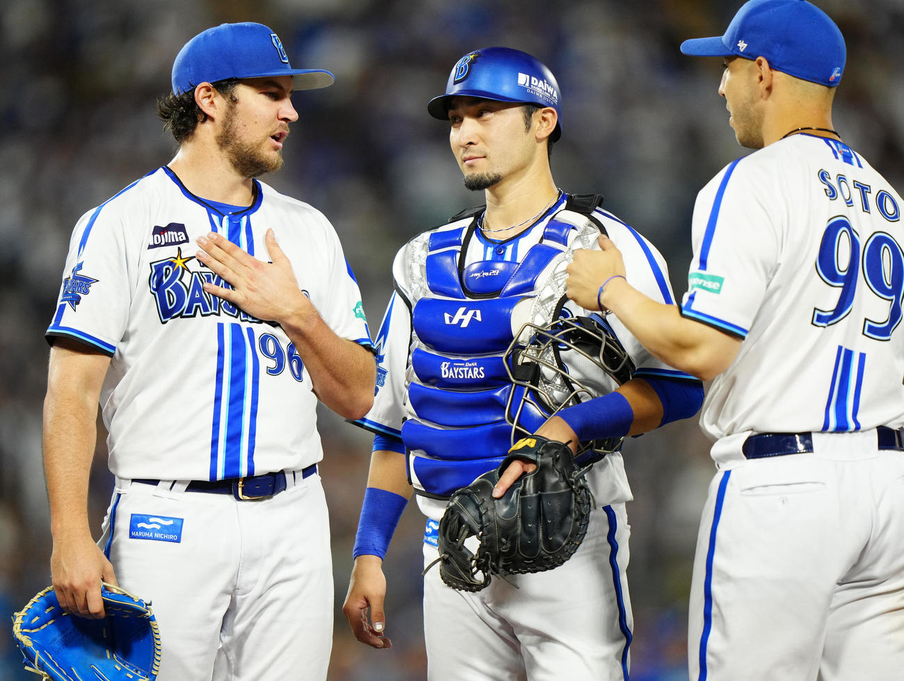 DeNA対日本ハム　試合後、DeNA捕手伊藤（中央）と言葉を交わすバウアー。右はソト（撮影・江口和貴）
