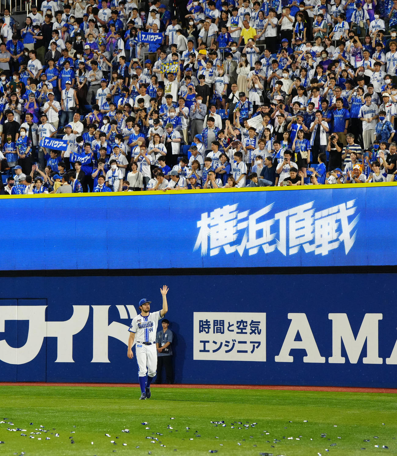 DeNA対日本ハム　試合後、場内1周するDeNAバウアー（撮影・江口和貴）
