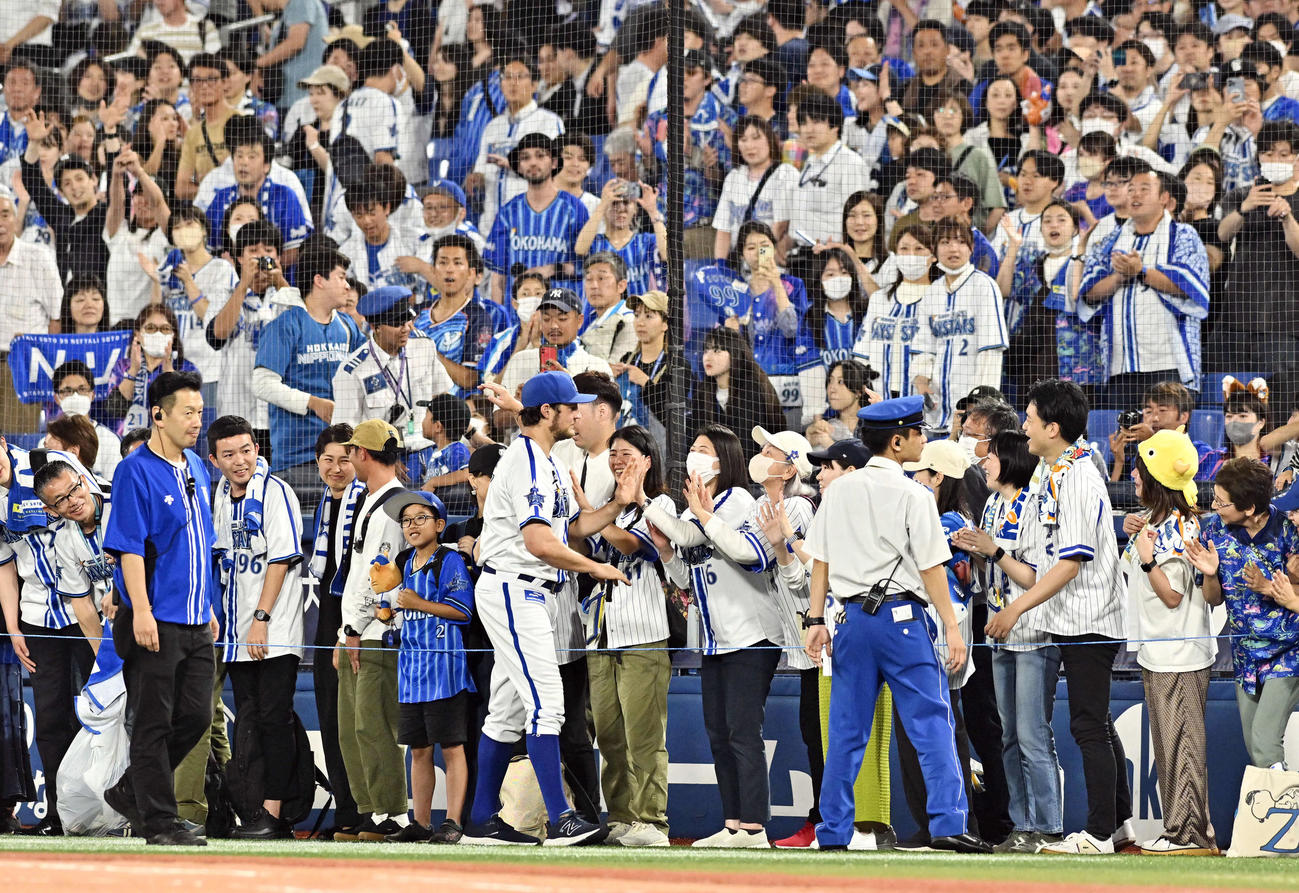DeNA対日本ハム　試合後、完投勝利したDeNAバウアーはファンとタッチをかわす（撮影・滝沢徹郎）