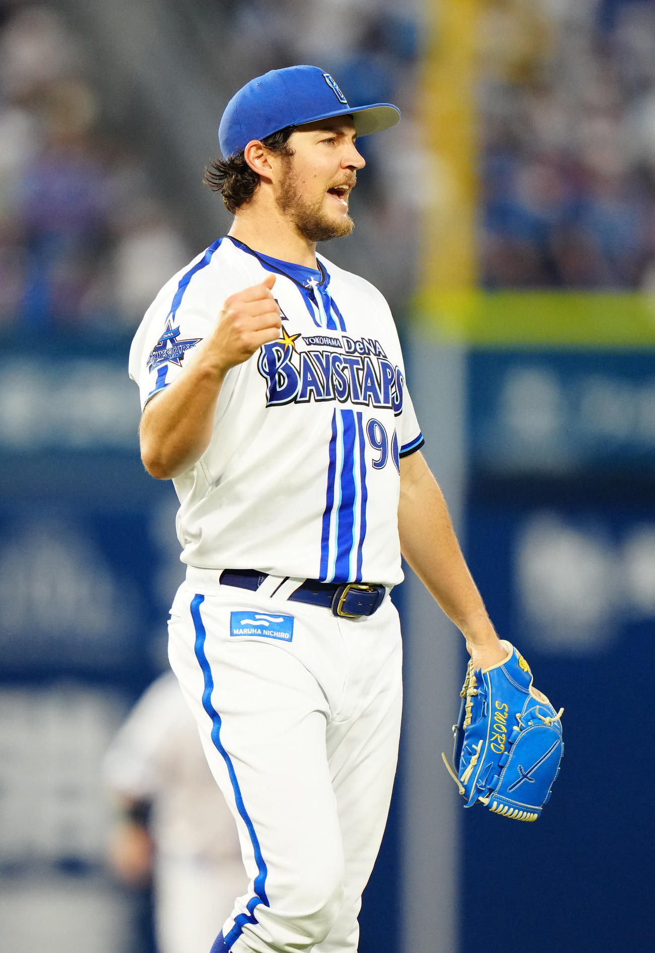 DeNA対日本ハム　4回表日本ハム2死、宮崎の好守で万波を三ゴロとし、ガッツポーズを見せるバウアー（撮影・江口和貴）