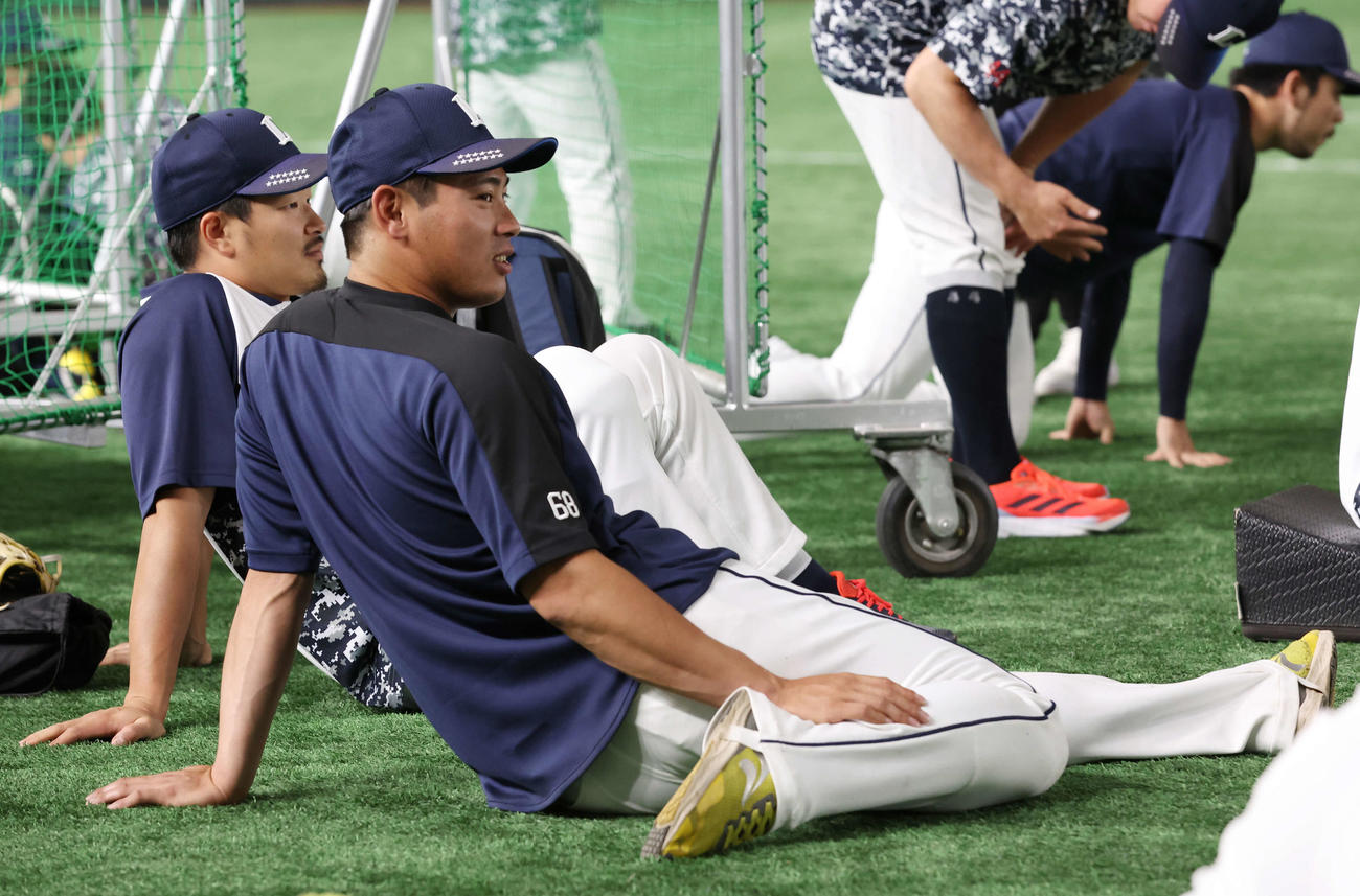 巨人対西武　試合前、ストレッチする西武岸（撮影・宮地輝）