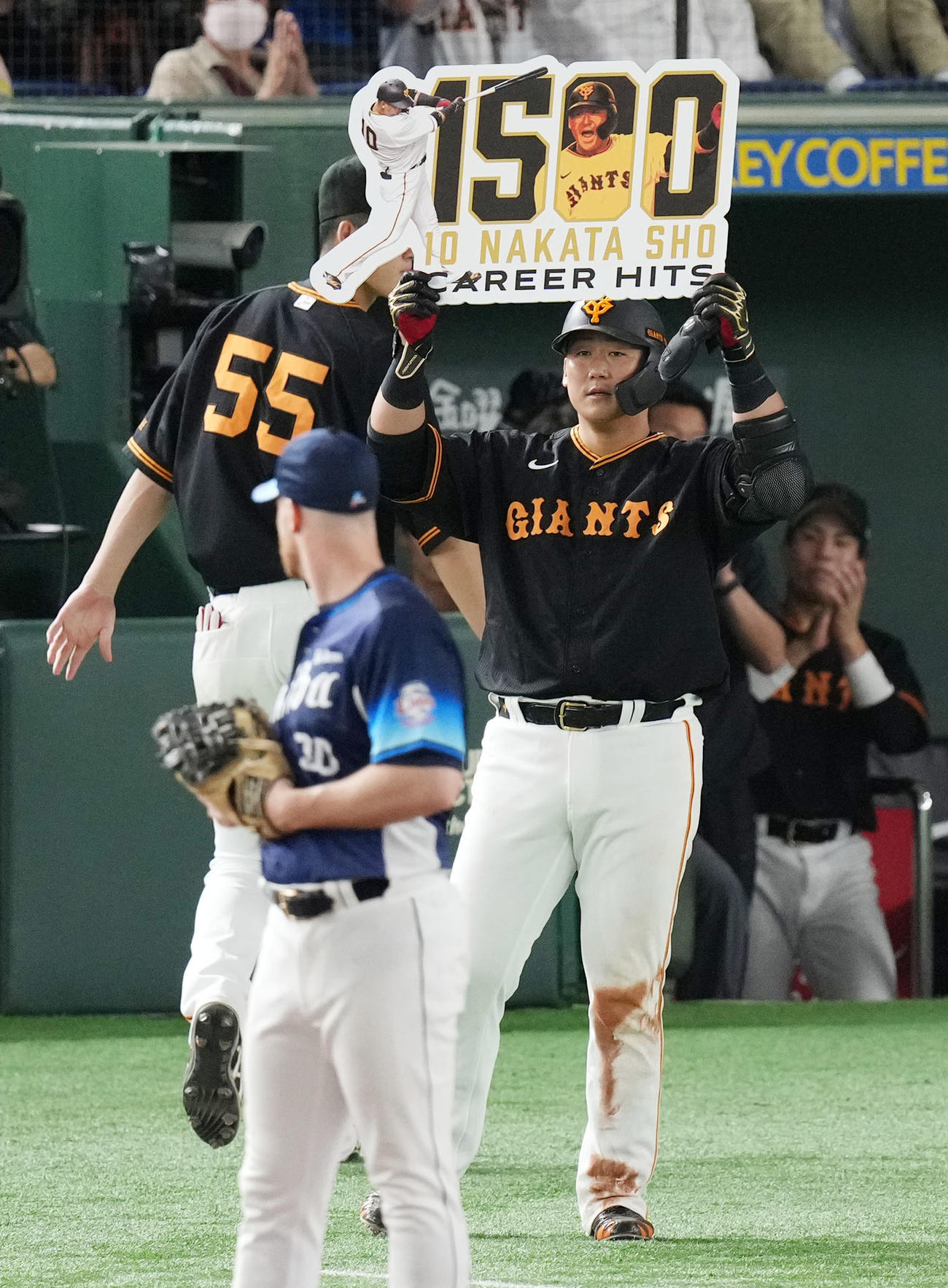 巨人対西武　7回裏巨人1死、二塁強襲内野安打で1500安打を達成しボードを掲げる中田（撮影・横山健太）