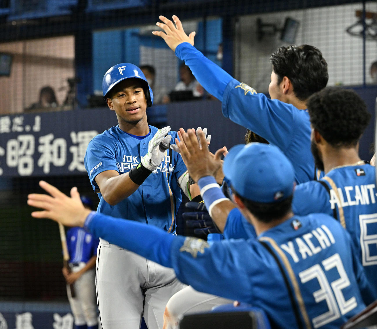 DeNA対日本ハム　7回表日本ハム2死、ソロ本塁打を放った万波（左）は生還しチームメートとタッチをかわす（撮影・滝沢徹郎）