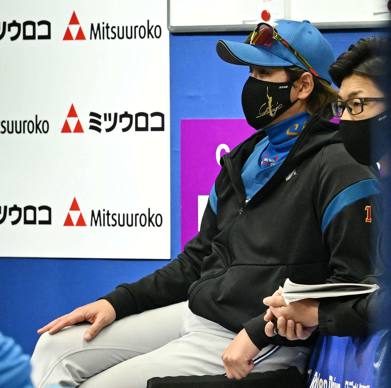 DeNA対日本ハム　戦況を見守る日本ハム新庄監督（後方）（撮影・滝沢徹郎）