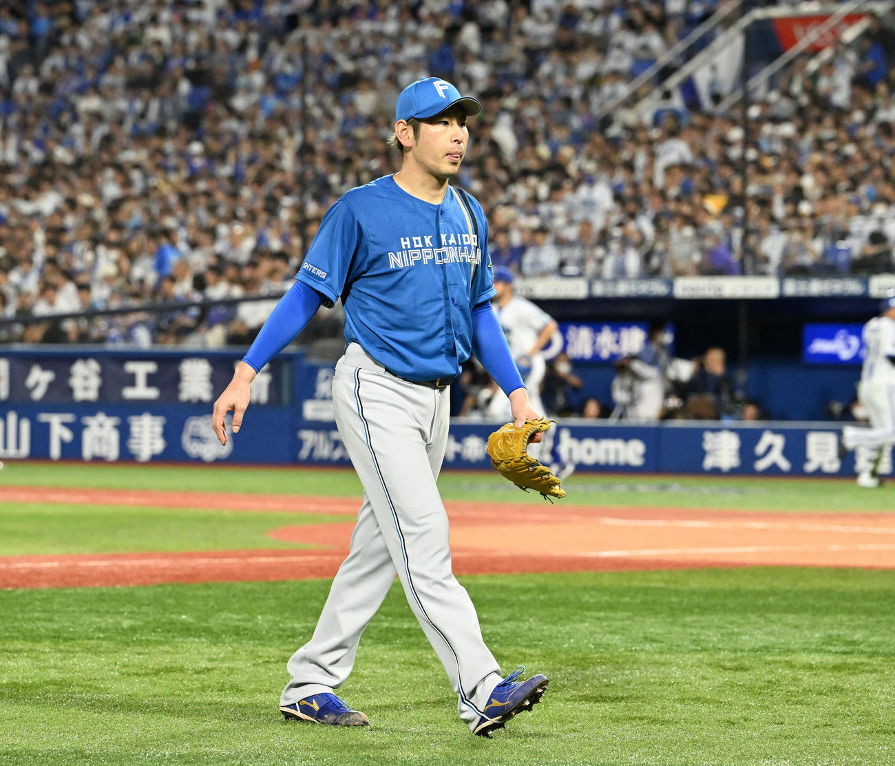 DeNA対日本ハム　8回裏を投げ終えベンチへ引き揚げる日本ハム先発の加藤貴（撮影・滝沢徹郎）