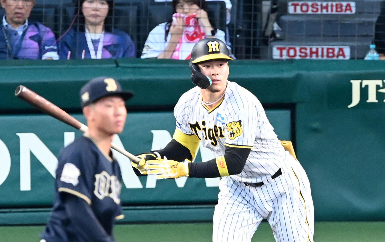 1回裏阪神1死二、三塁、佐藤輝は左翼へ2点適時二塁打を放つ。投手曽谷（撮影・前岡正明）