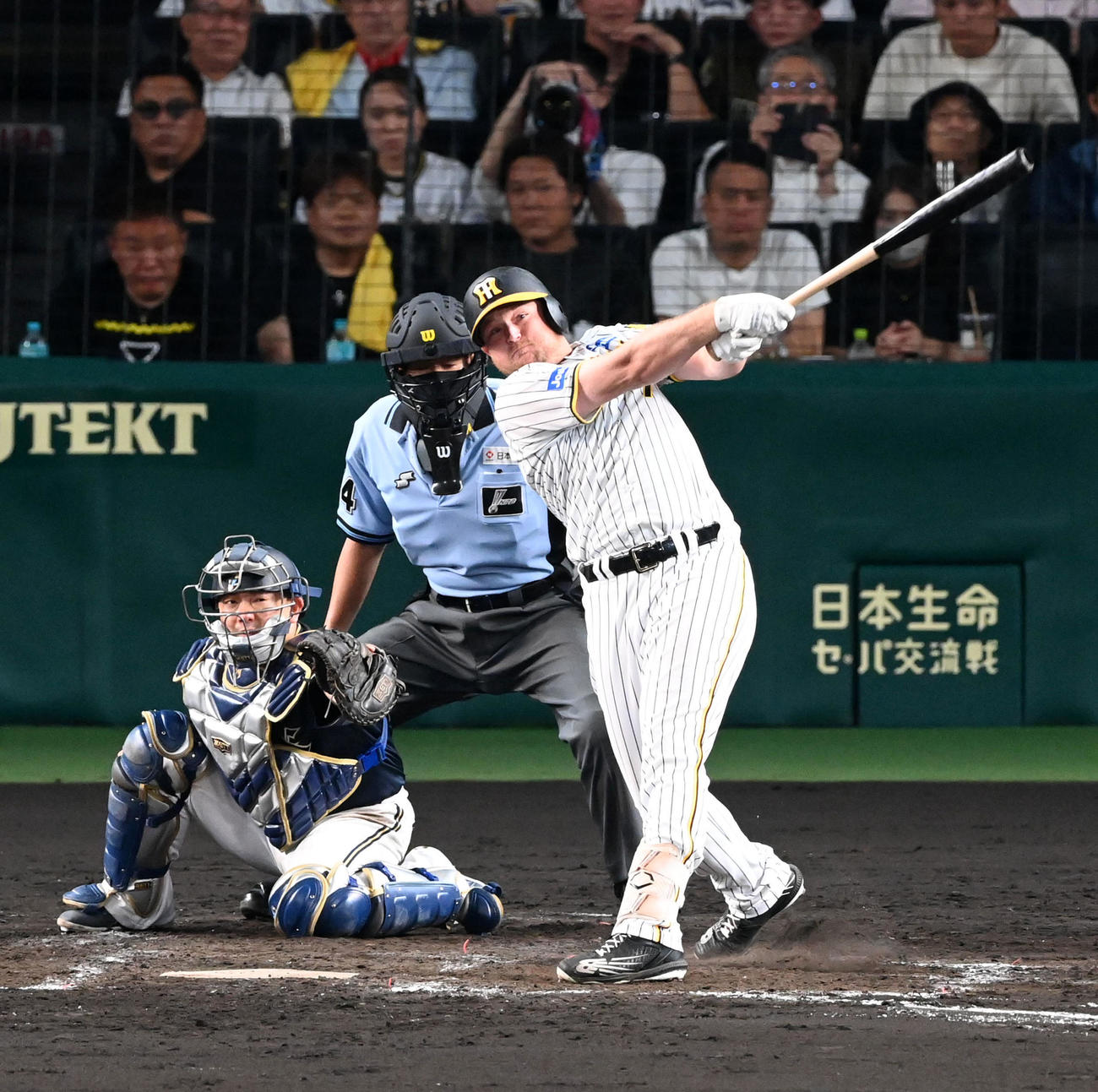 4回裏阪神2死一、三塁、ノイジーは左越え適時2点二塁打を放つ（撮影・前岡正明）