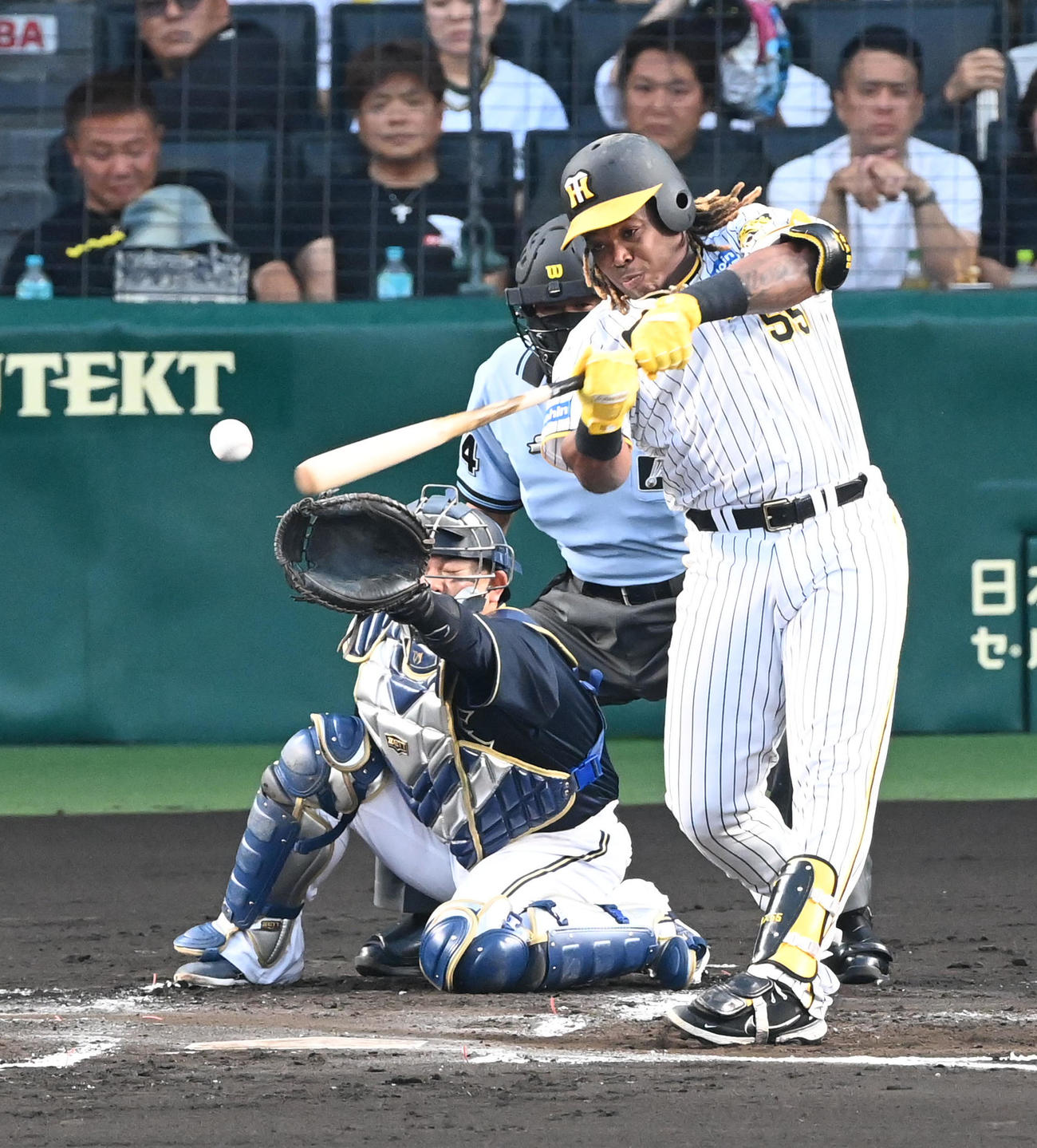 1回裏阪神1死一、二塁、ミエセスは中前適時打を放つ（撮影・前岡正明）