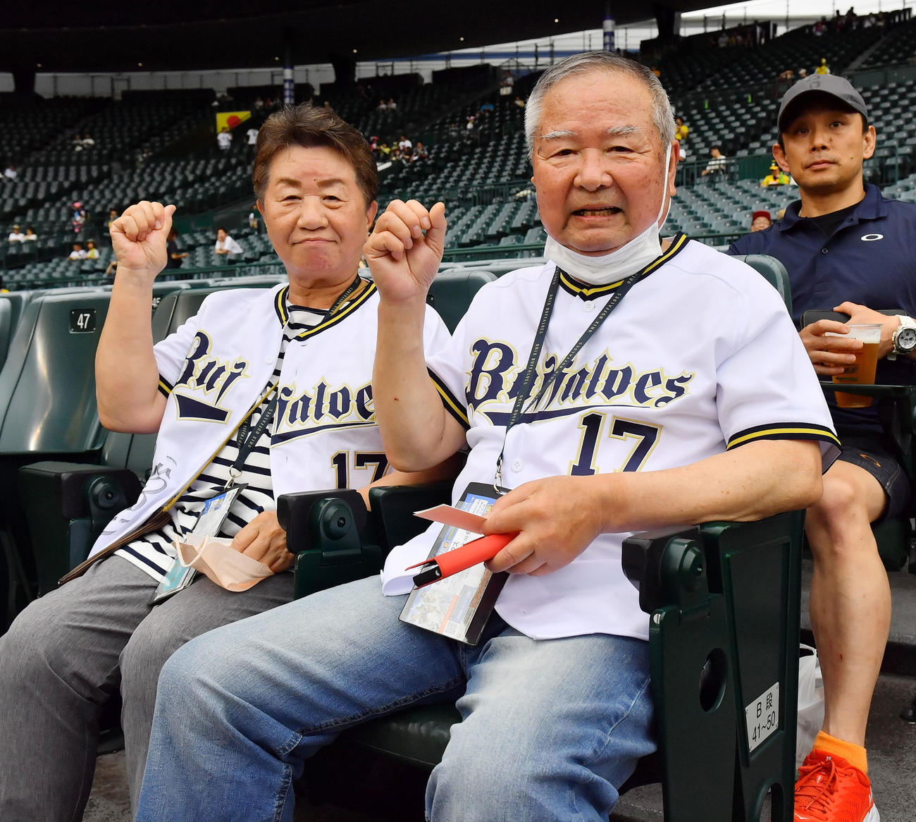 オリックス先発の曽谷を応援する祖父母の博さん（右）と美千代さん（撮影・和賀正仁）