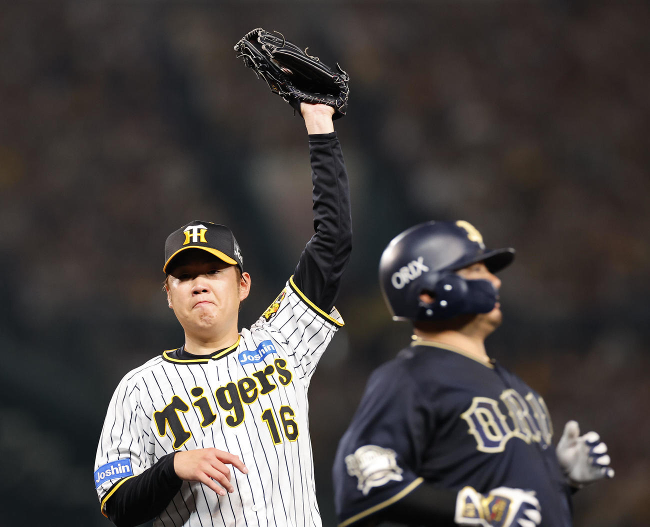 5回表オリックス2死一、二塁、森（右）を一ゴロに打ち取り、グラブを掲げる阪神西勇（撮影・藤尾明華）